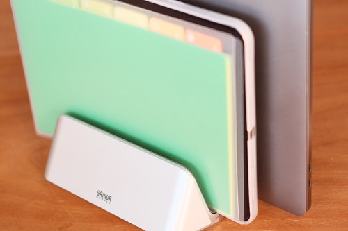 �A���~�n�̑f�ނŌ����ڂ�������A�f�X�N�̑��_��