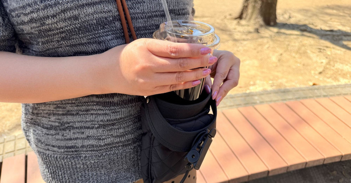 ドリンクホルダーになるマルチポーチ（外出が身軽に）