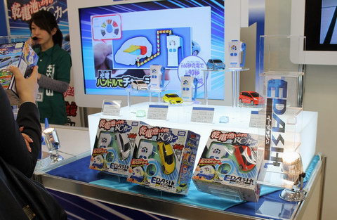 2012 タカラトミーグループ夏商談会」で、発売前の手回し充電RCと