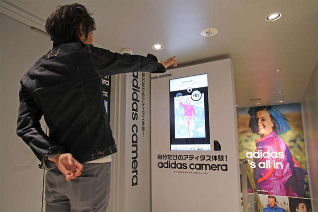 アディダス ブランドコアストア 新宿 に Adidasenergy 13 のエフェクト写真が楽しめるコーナーが登場 ねとらぼ