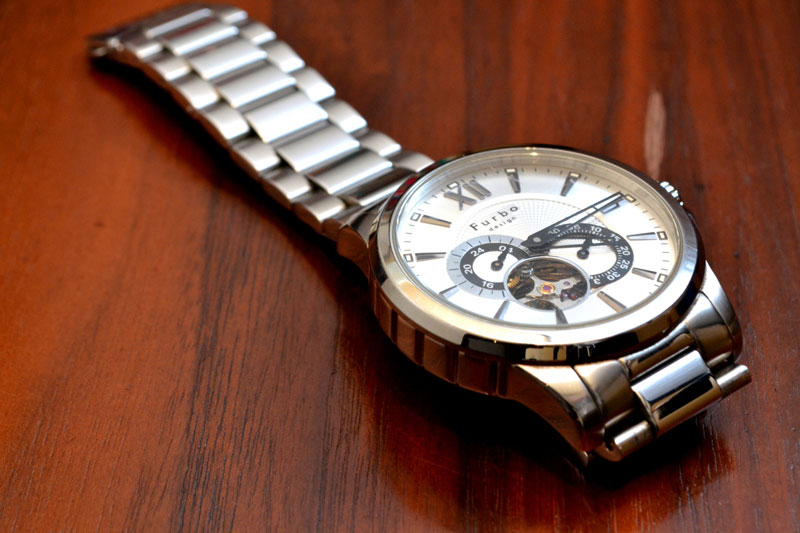 腕時計やピアスで肌が赤くなる 金属アレルギー の症状と治療法 ねとらぼ