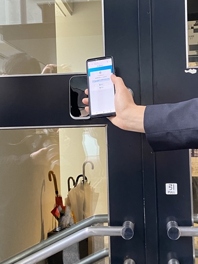 �X�}�[�g�t�H������Ŏ{�݂̔��Ɏ��t�����Ă���Akerun�𑀍삵�����B�������͕s�v���i�M�ҎB�e�j