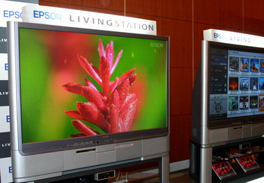 プラズマよりも大画面で低消費電力――エプソン、プロジェクションTV発表 