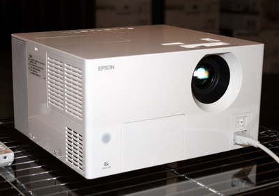 電源、DVD、ドーン」──エプソン、簡単設置のDVD一体型プロジェクター 