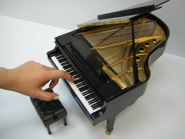 ホントに弾けるミニチュアピアノ「グランドピアニスト」：大人のための 