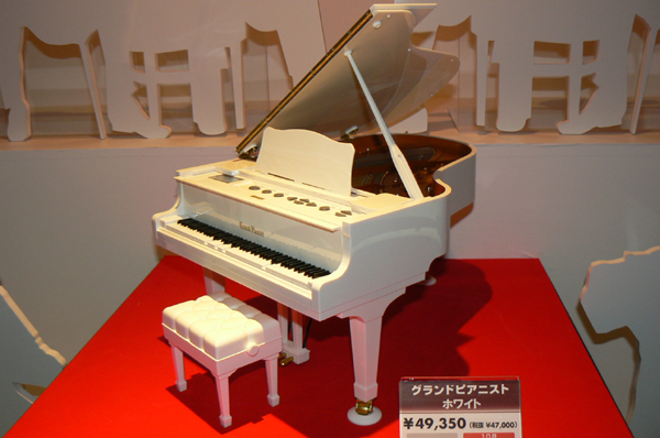 グランドピアニスト」に豪華な“キティ・ホワイト”バージョン：東京