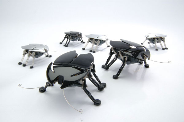 バンダイがゴキブリ発売？ 「HEX BUG」に待望の新色：カサコソ動く、音