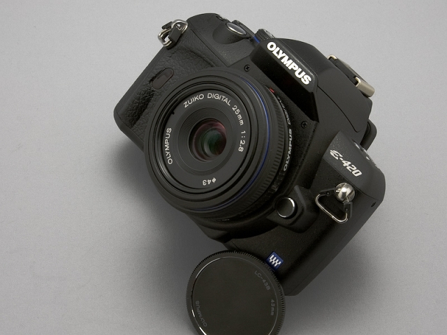 スマホ/家電/カメラOLYMPUS E-420 & 25mm F2.8パンケーキレンズ