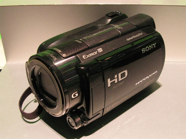 ソニー、「暗所に強い」新CMOS採用ハンディカム：2009 International