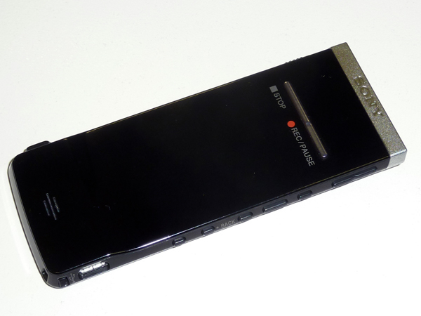 ソニー、スタイリッシュな薄型ICレコーダー「ICD-TX50」を発売：胸