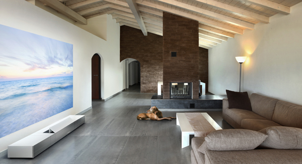 壁に147インチの窓が出現？ ソニーが超短焦点4Kプロジェクターを製品化