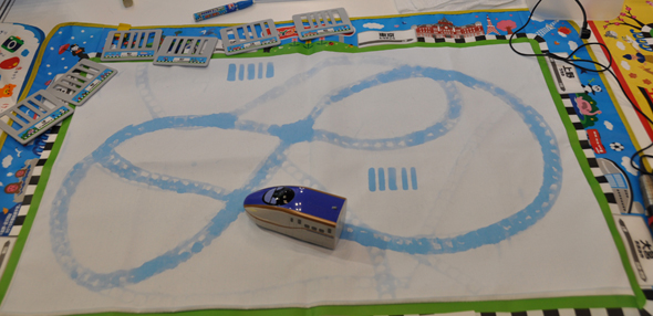 水で描いた線路の上を新幹線が走る 新しい形の鉄道玩具をパイロットインキが開発 Itmedia News