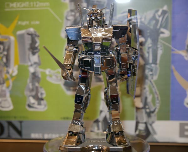 高級感あり、メタリックなガンダムとザクを組み立てる“パズル”：東京おもちゃショー2014 - ITmedia NEWS