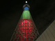 東京スカイツリー、「光の3原色」で発光中——青色LEDのノーベル賞受賞で