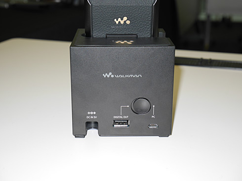 ハイレゾ対応ウォークマンを充電しながら使えるクレードル「BCR-NWH10 