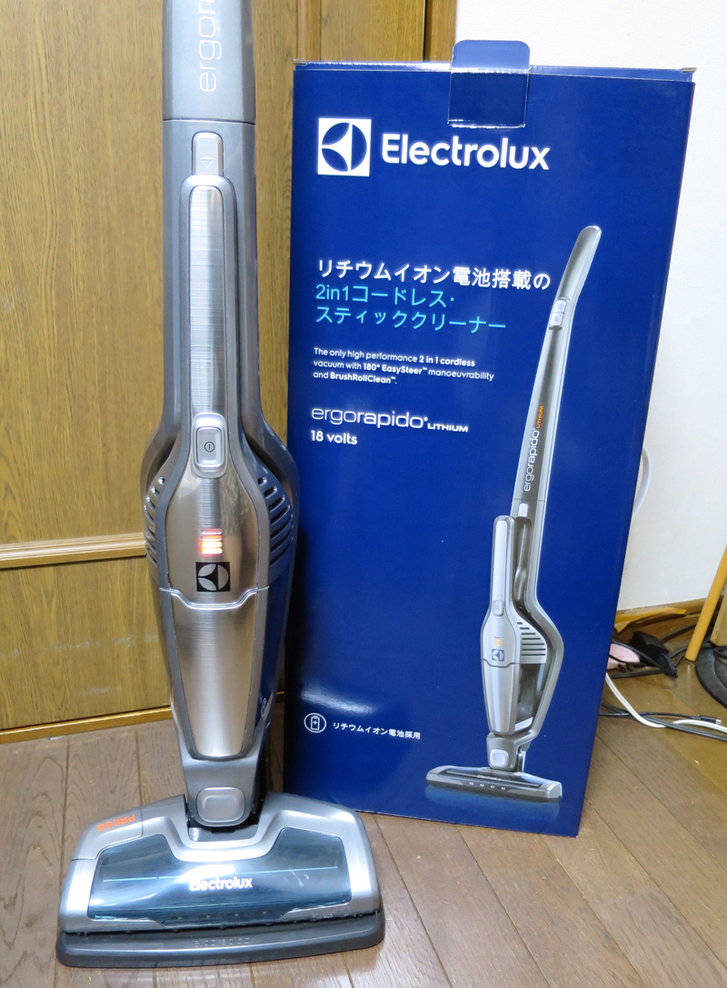 何これ楽しい オシャレなスティック型掃除機「エルゴラピード」で掃除