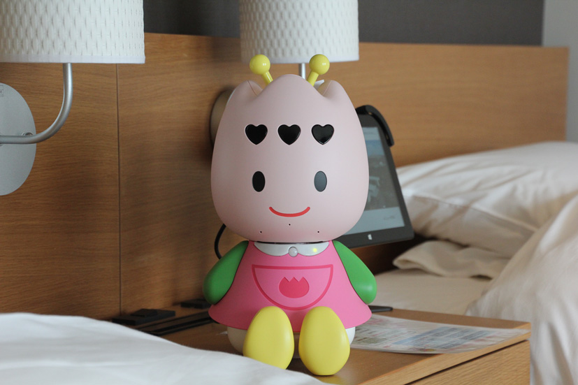 ハウステンボスの「変なホテル」、シャープ製ロボットを導入