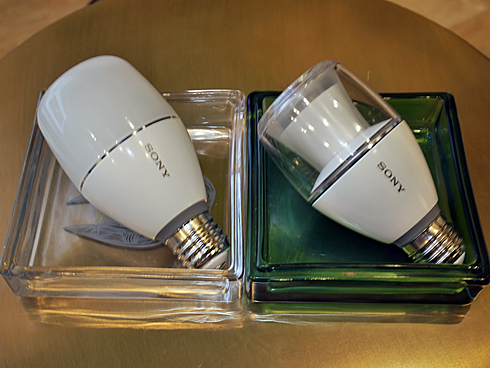ソニーの「LED電球スピーカー」が明るくカラフルになって新登場――2台で 