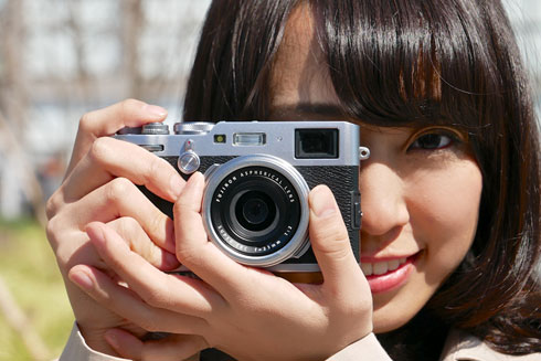 富士フィルム　X100F カメラ