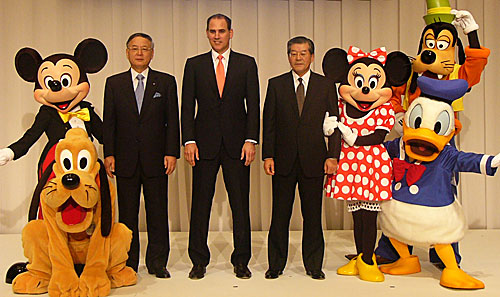 日本初の ディズニー Jcbカード を発行 ディズニーの狙いは Itmedia ビジネスオンライン