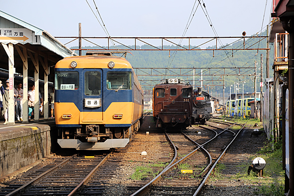普段の大井川鐵道の姿。普通列車は近鉄特急電車の中古品。乗り心地は良いが傷みは多い