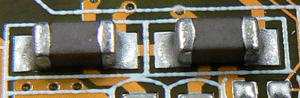 マザーボード「P5LD2」上のチップコンデンサ（セラミック・コンデンサ）
