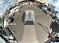 写真1a　車両の周囲を自由な視点で表示した映像の例　全周囲が1つの画面に表示される