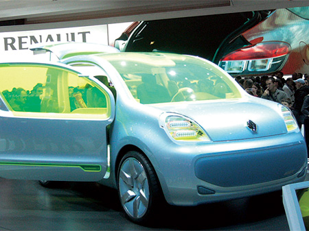 ʐ^2@RenaultЂ́uZ.E.Conceptv@ÑpV[ł̃m[EYÁAdCԐFiƋBm[̒ĂZ.E.A̖̒ʂAZeroEmissionӖBgѓdbɂirQ[VVXeȂǁAɗ͏Ȃd͏ɍSĂBEVy̌ƂȂCtʂɂA͗͂ĂāAE5nƂ̋i߂ĂB