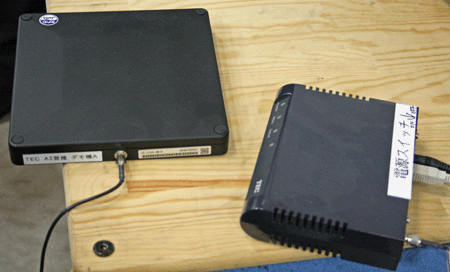 東芝テックのUHF帯RFID コンパクトリーダライタ「UF-2100-DS-R」（右）とアンテナ「UF-2100-AM-R」（左）