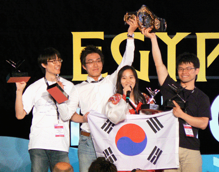 チャンピオンベルトを手にする韓国チーム