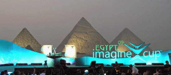 三大ピラミッドをバックに建設された昨年のエジプト大会閉会式のステージ