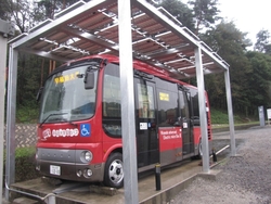 写真1　早稲田大学が開発した電動バス「WEB-3」