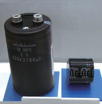写真3車載充電器に採用されたアルミ電解コンデンサ
