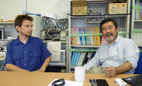 取材に対応してくれた吉田和哉教授（右）とローバー担当のNathan Britton氏（左）