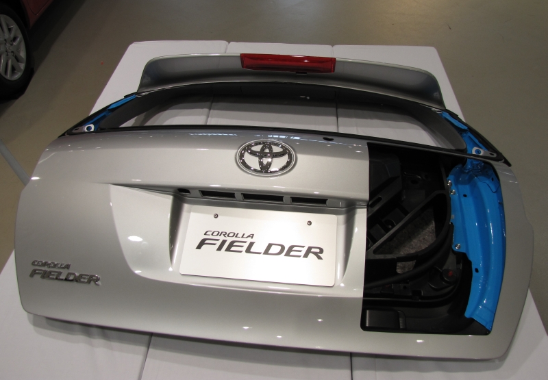 フィールダー がトヨタ車初の樹脂バックドアを採用 2 5kgの軽量化に成功 新型カローラ Monoist