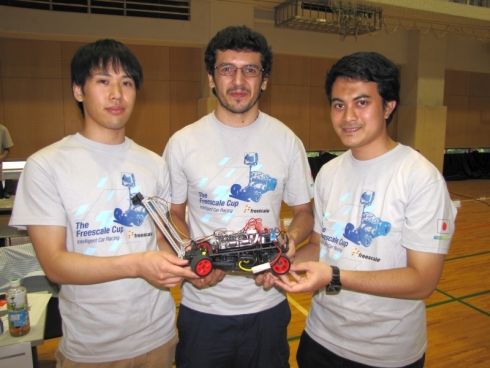 予選1位に入った東京大学のメンバーとロボットカー