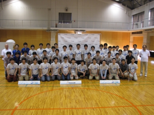 第1回「フリースケール・カップ日本大会」予選の参加チームと運営スタッフで記念撮影