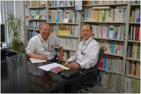 弁護士の稲垣隆一氏（左）と筆者