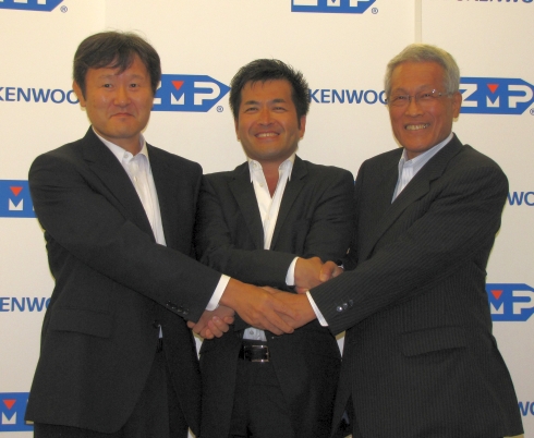 左から、日本マイクロソフトの加治佐俊一氏、ZMPの谷口恒氏、JVCケンウッドの河原春郎氏