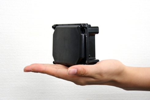 富士通テンが2012年10月に発表した開発した3次元電子スキャンミリ波レーダー
