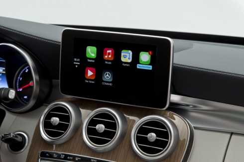 ダイムラーが「ジュネーブモーターショー2014」で披露している「CarPlay」対応車載情報機器