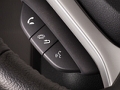 「CarPlay」の音声操作に使うステアリングのボタン
