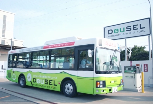 ミドリムシ由来のバイオディーゼル「DeuSEL」を燃料に使用するいすゞ自動車の藤沢工場シャトルバスと給油所