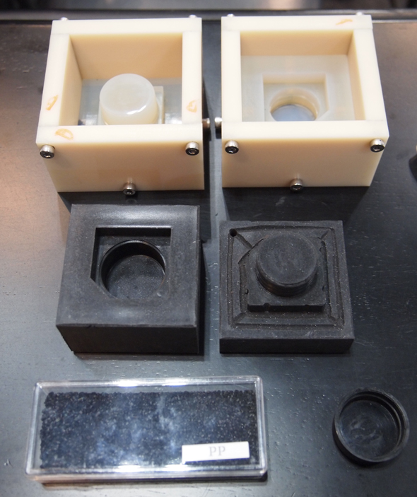 マイクロ波照射成型システムで使用するゴム型（上）とペレット（左下）、成形品（右下）