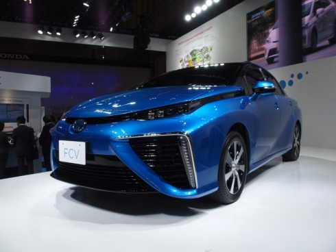 トヨタ自動車が「CEATEC JAPAN 2014」で展示したセダンタイプの燃料電池車