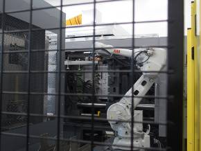 ロボットは繊維強化複合材部品をピックアップするための治具を準備
