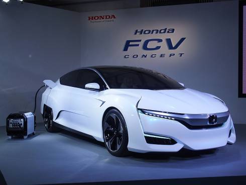 セダンタイプの燃料電池車「Honda FCV CONCEPT」と外部給電器のコンセプトモデル「Honda Power Exporter CONCEPT」