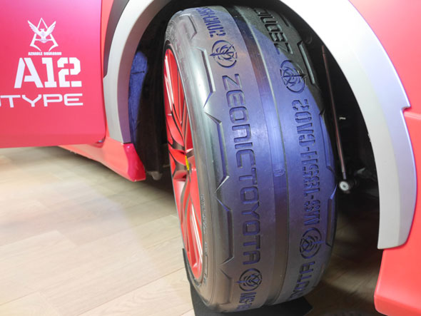 今回使用したタイヤのサイズは19インチ。オーバーフェンダーはモビルスーツのエアダクトをイメージした。タイヤのトレッドに刻まれた刻印は職人の手彫り！