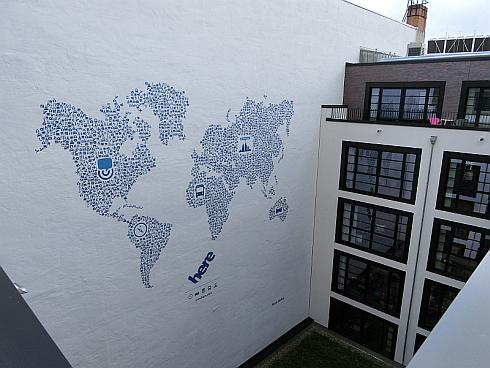 HERE本社の中庭に描かれた世界地図