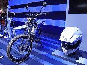 ヤマハ発動機の電動バイクコンセプトカーと連携する「スマートヘルメット」